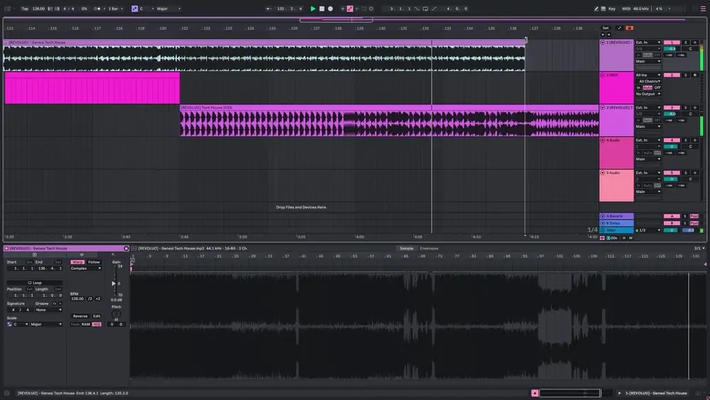 Aula de estrutura da música: clips e waveforms alinhados para contar a frase