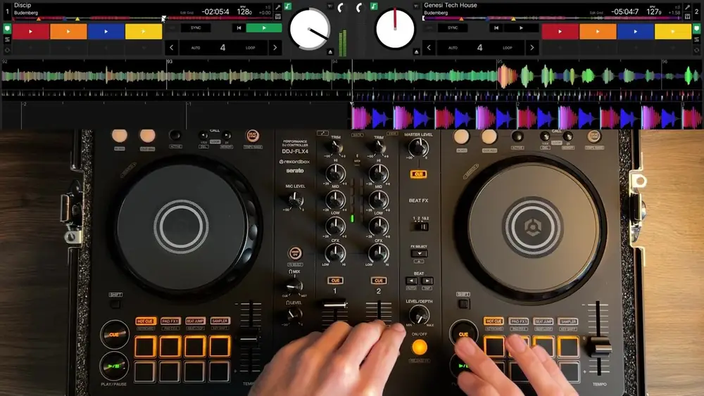 Aula de beatmatch no Serato: controladora vista de cima e duas waveforms alinhando